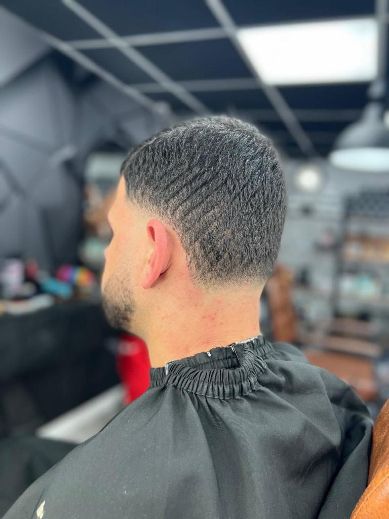 מספרת גברים שי מארק מספרת גברים שי מארק