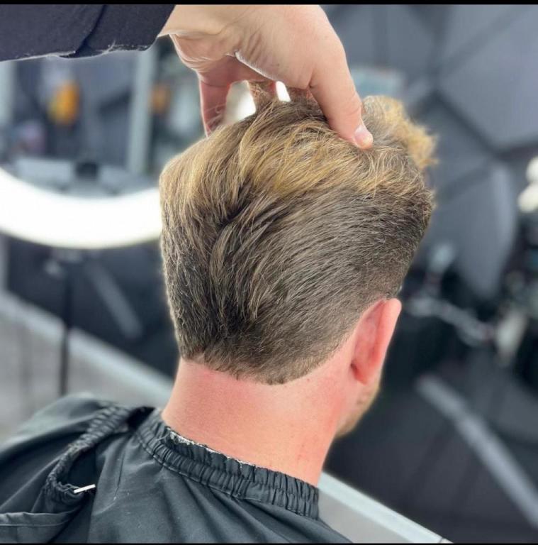 מספרת גברים שי מארק מספרת גברים שי מארק