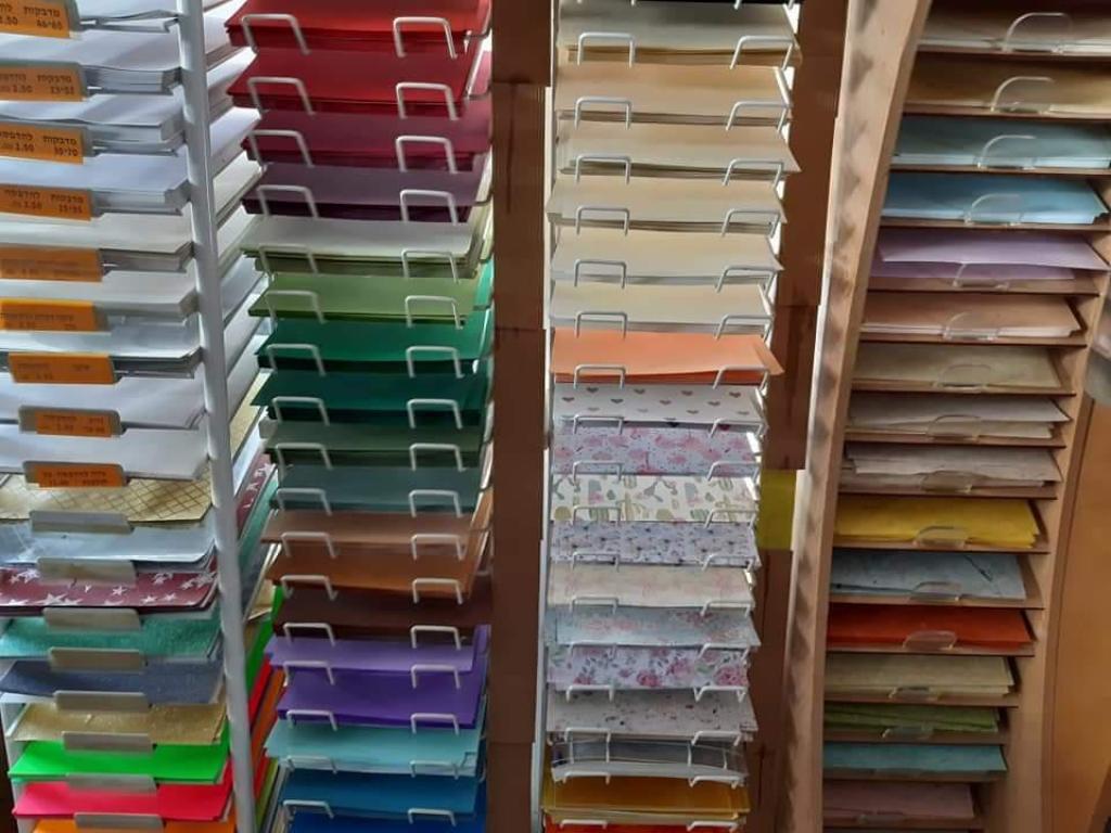 אמנים וצבעים אמנים וצבעים