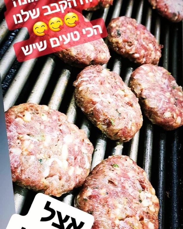 אצל מושיקו אצל מושיקו