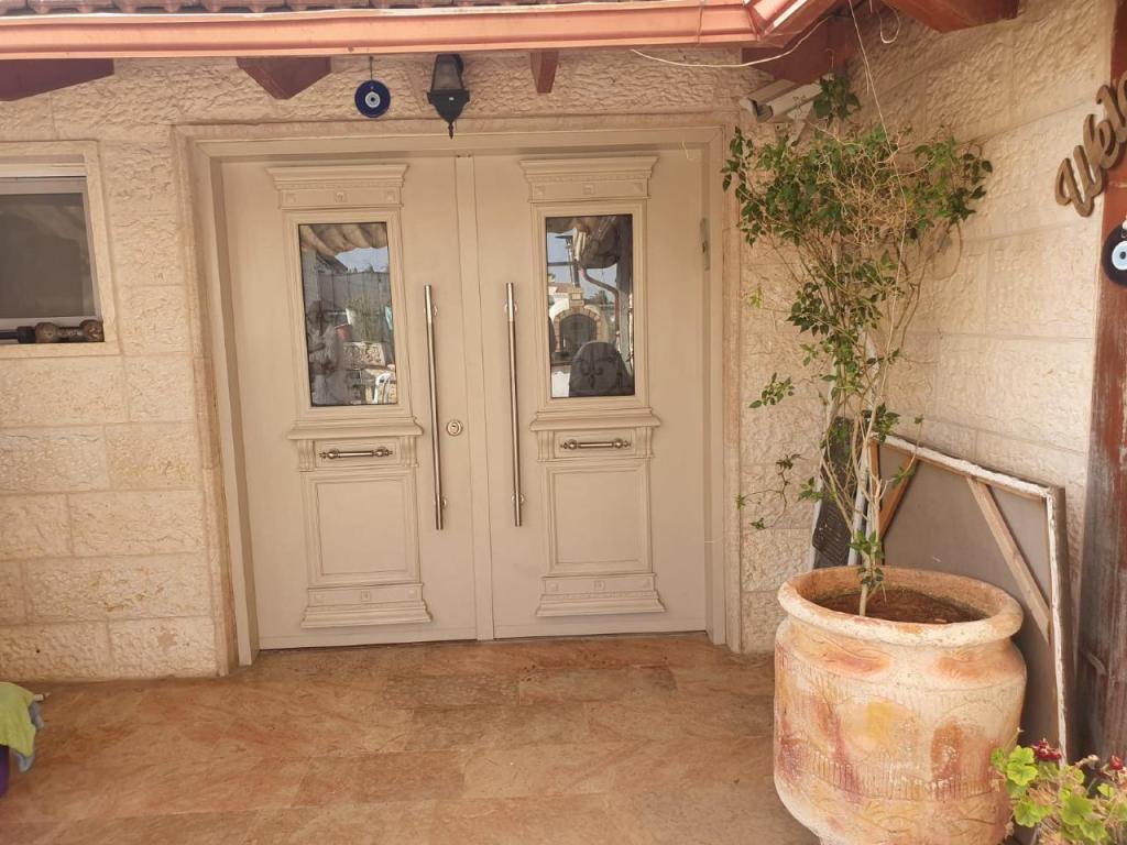 דלתות האחוזה דלתות האחוזה