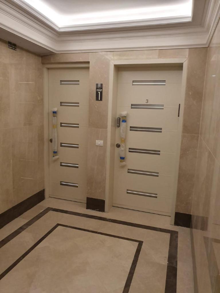 דלתות האחוזה דלתות האחוזה