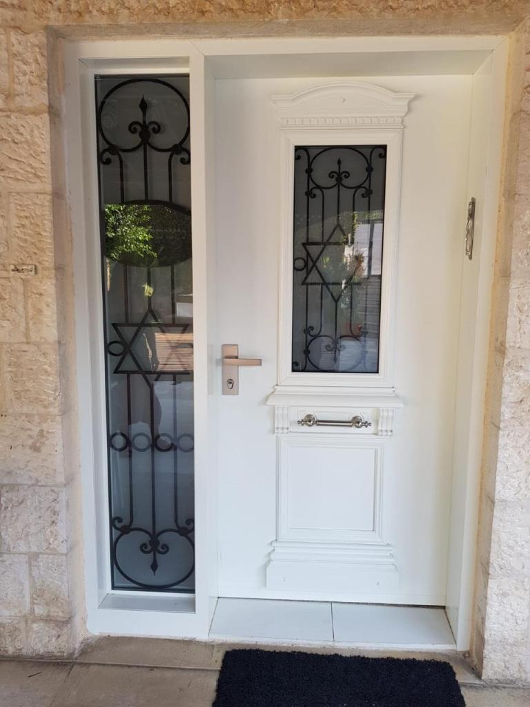 דלתות האחוזה דלתות האחוזה