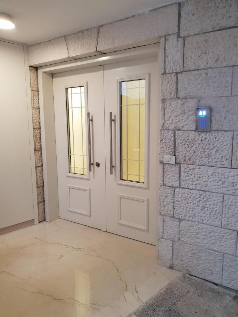 דלתות האחוזה דלתות האחוזה