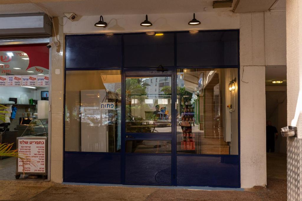 מעדניית דגים De la mer מעדניית דגים De la mer