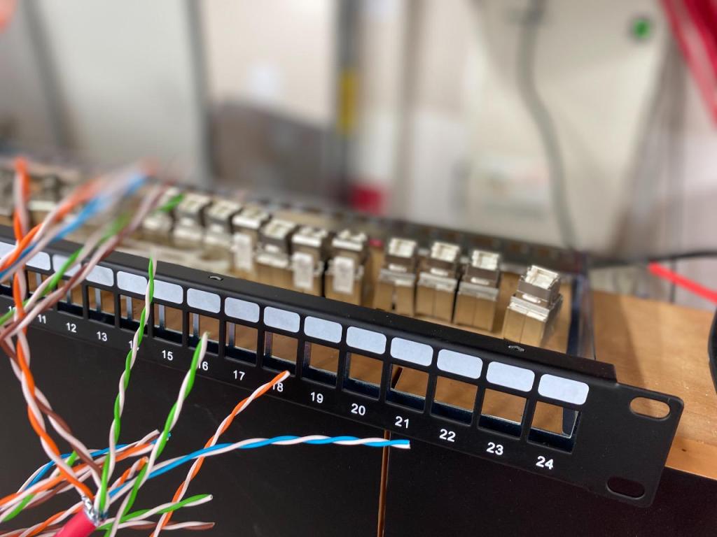 Touch שרותי מתח נמוך Touch שרותי מתח נמוך