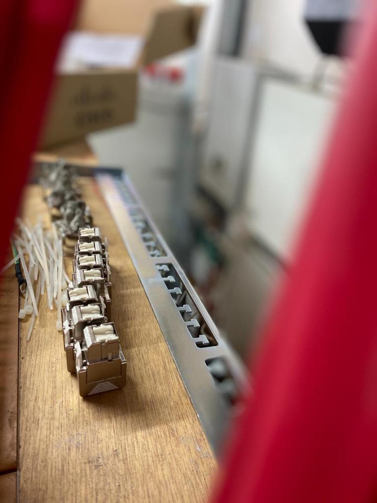 Touch שרותי מתח נמוך Touch שרותי מתח נמוך