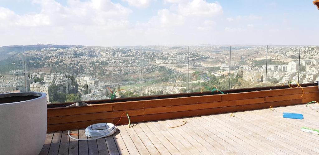 שאול עובד שאול עובד