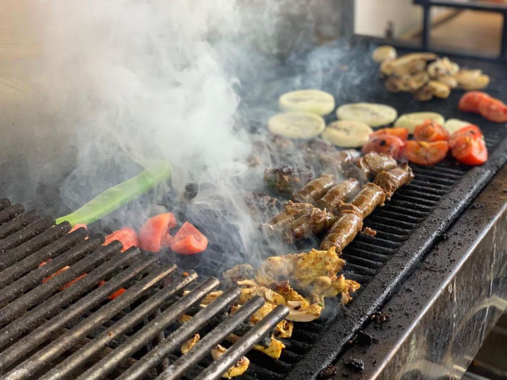 ג'אנגו מזללת גריל בפיתה ג'אנגו מזללת גריל בפיתה