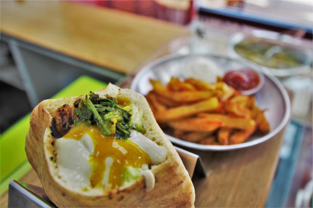 ג'אנגו מזללת גריל בפיתה ג'אנגו מזללת גריל בפיתה