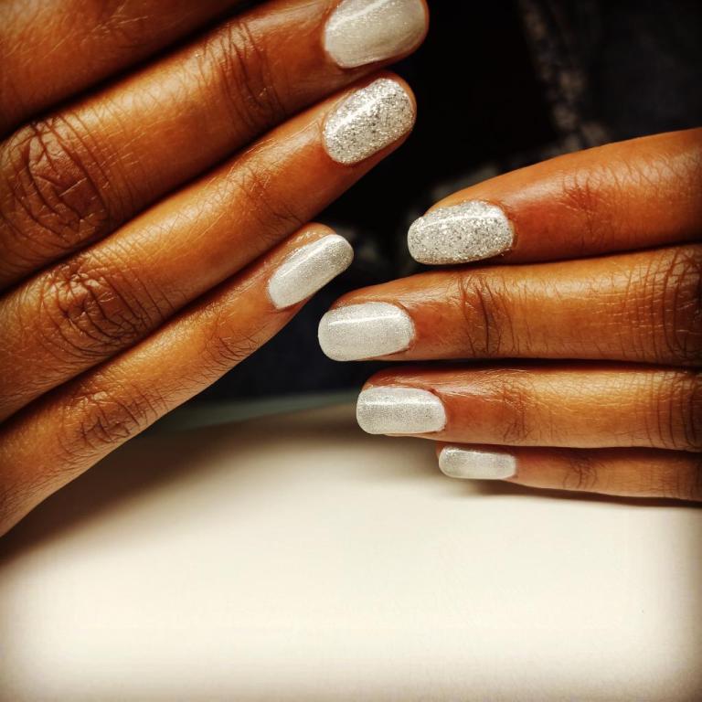 ליזה טיפוח ציפורניים ליזה טיפוח ציפורניים