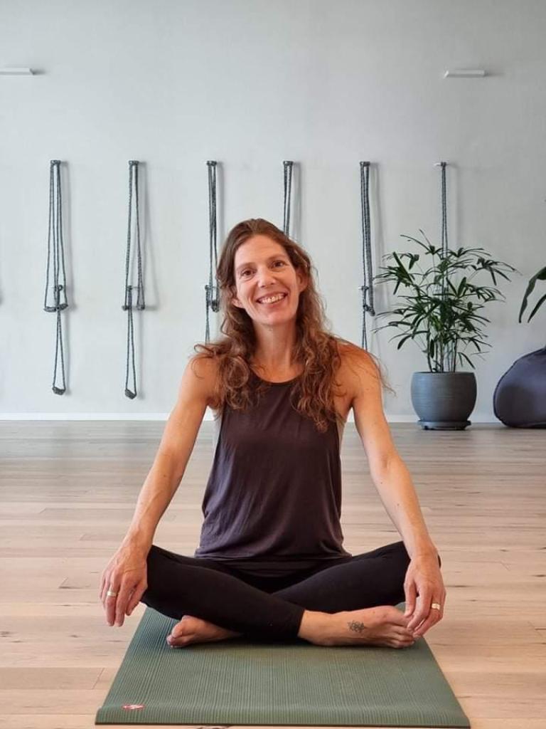 גילת הוראת יוגה גילת הוראת יוגה