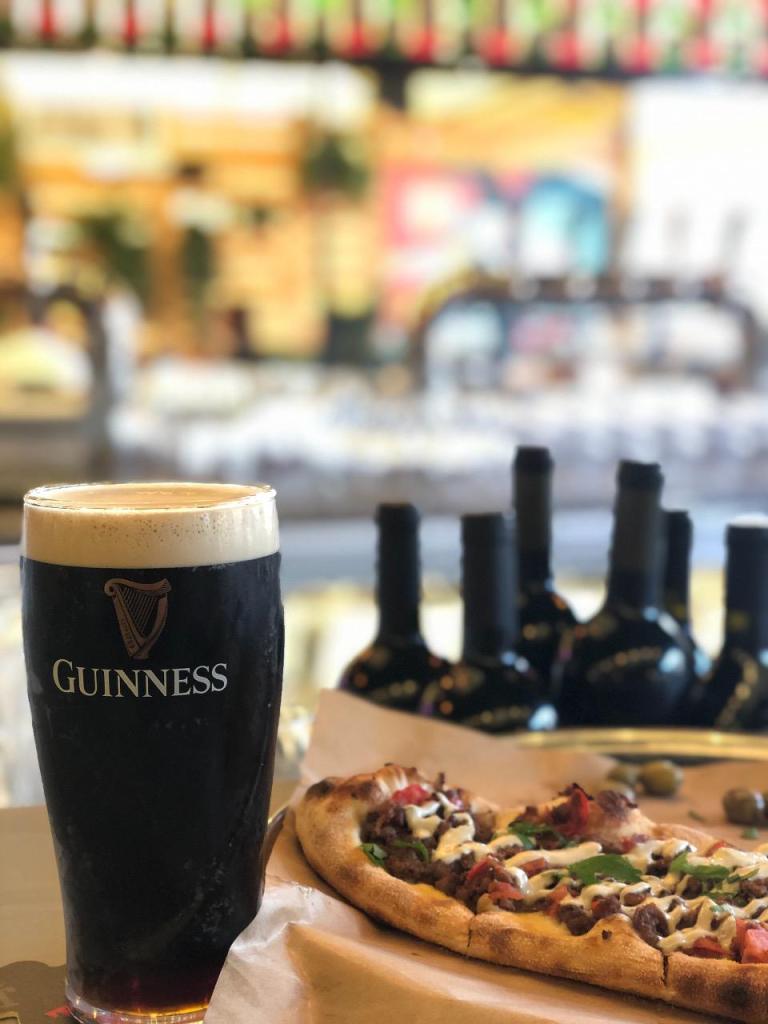 שולה בחצר שולה בחצר