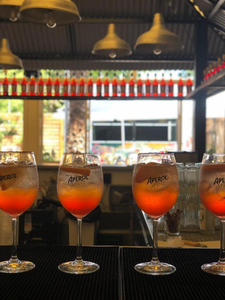 שולה בחצר שולה בחצר