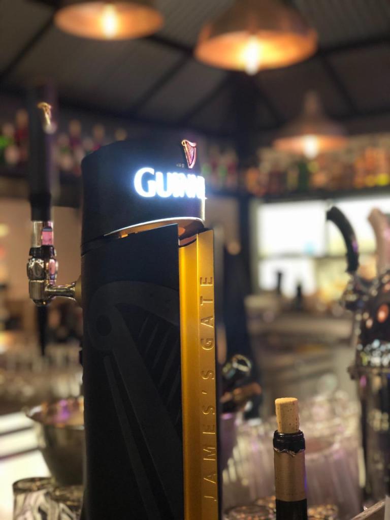 שולה בחצר שולה בחצר