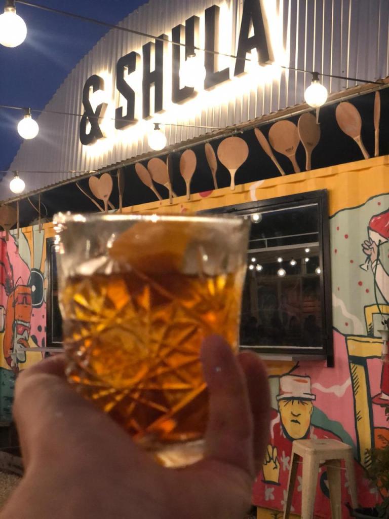 שולה בחצר שולה בחצר