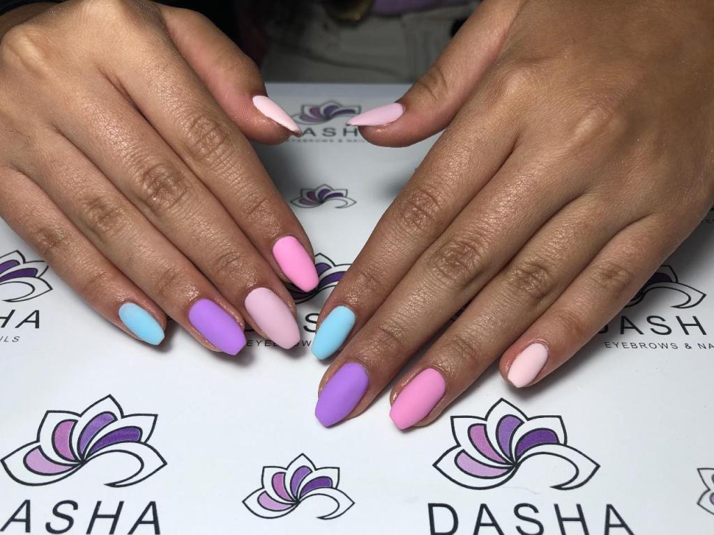 דשה ציפורניים וגבות דשה ציפורניים וגבות