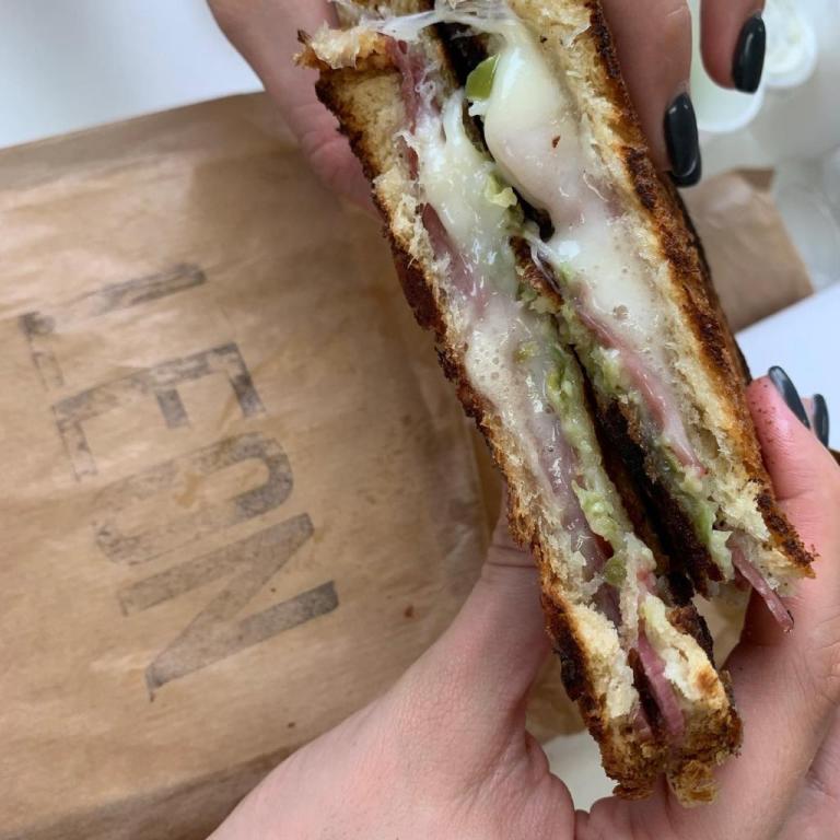 לאון טוסט לאון טוסט