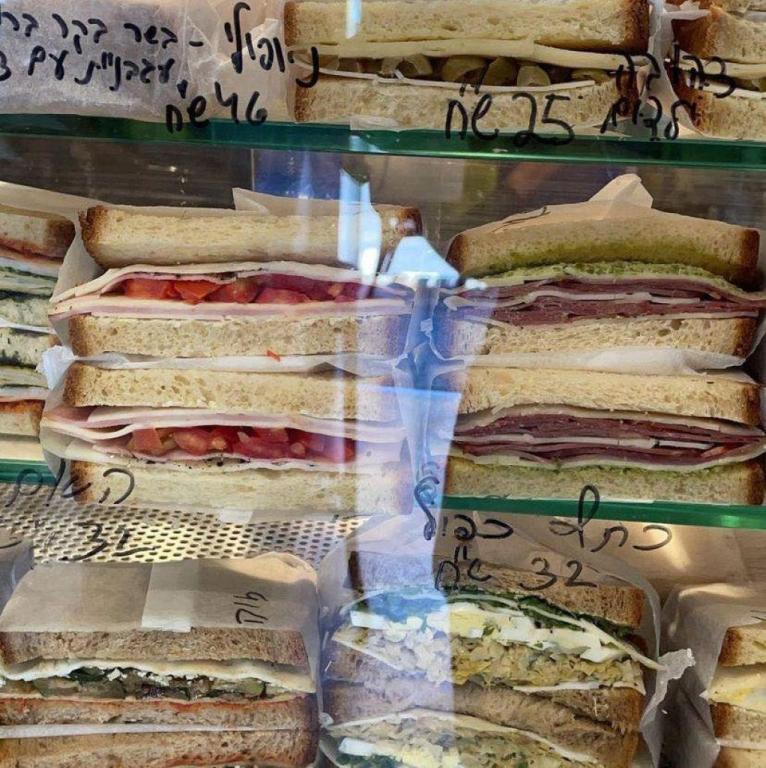 לאון טוסט לאון טוסט