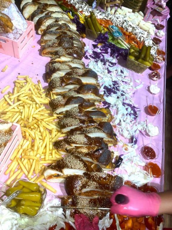 השולחן של לירי השולחן של לירי