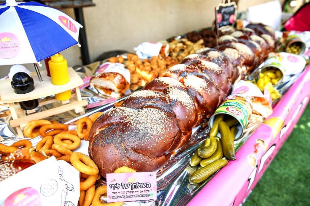 השולחן של לירי השולחן של לירי