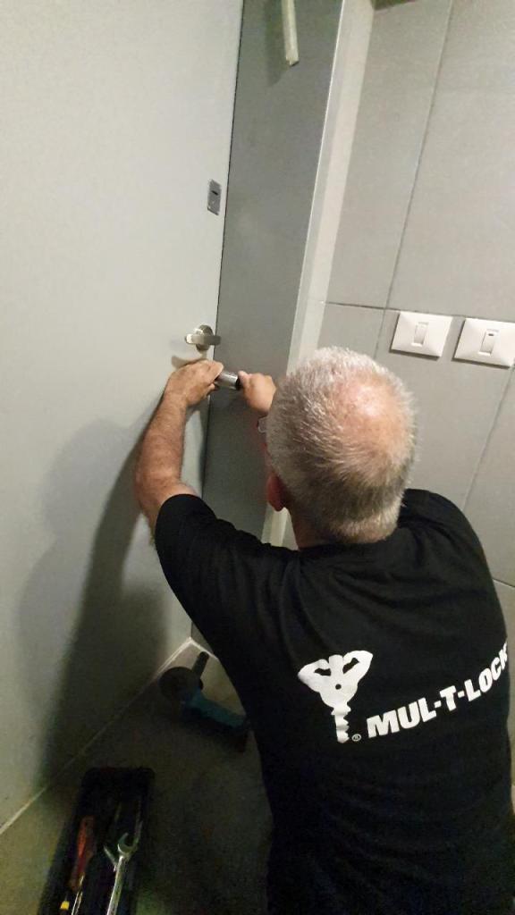 יוסי המנעולן איש מפתח יוסי המנעולן איש מפתח