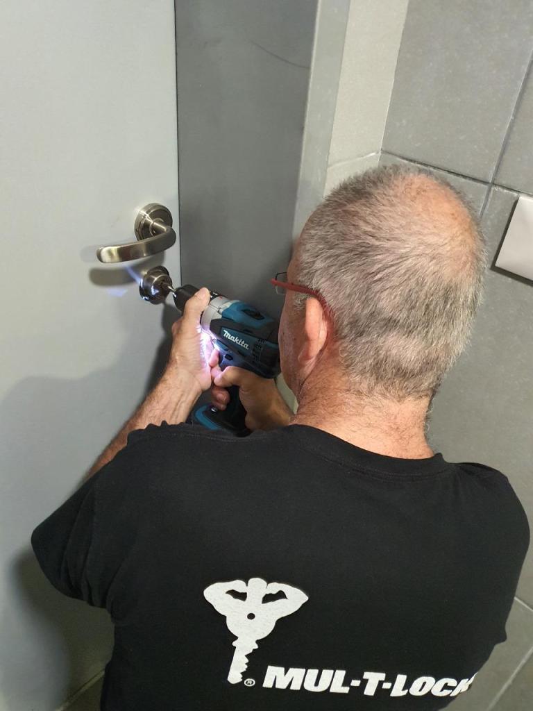 יוסי המנעולן איש מפתח יוסי המנעולן איש מפתח