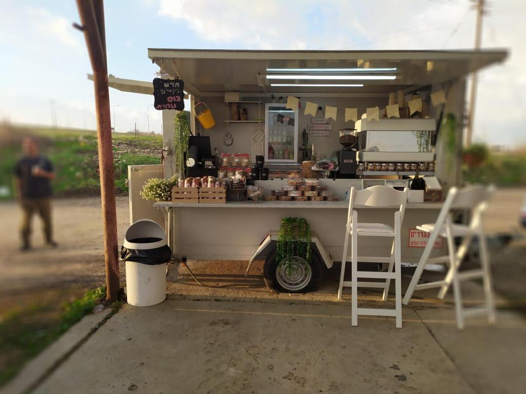 קארינה עגלת קפה קארינה עגלת קפה