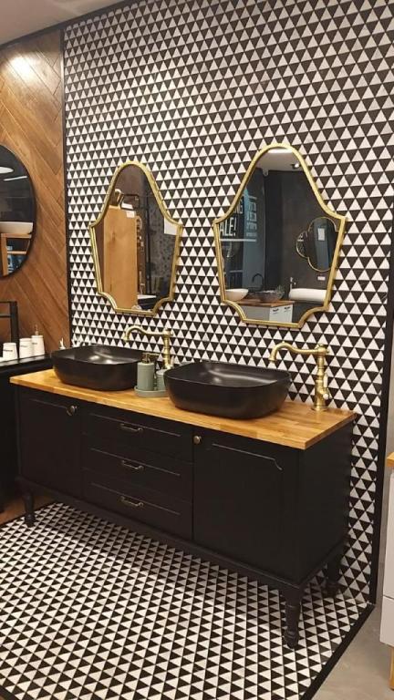 אומן האמבט והפרקט אומן האמבט והפרקט