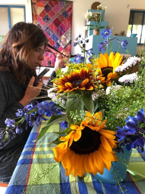 הפרחים של מיכל הפרחים של מיכל