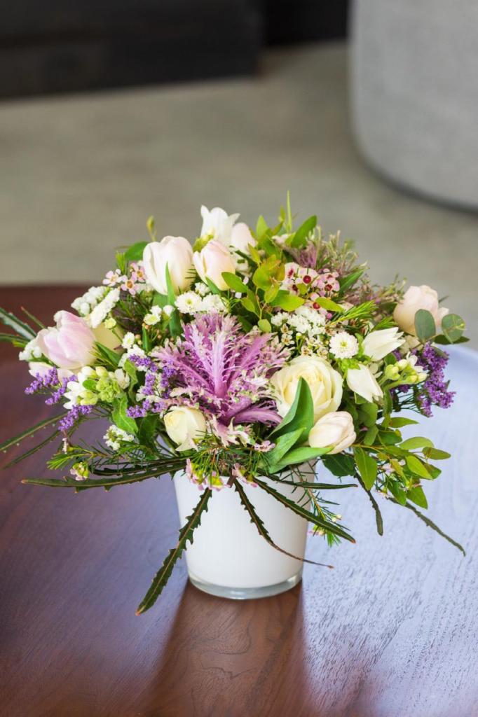 הפרחים של מיכל הפרחים של מיכל