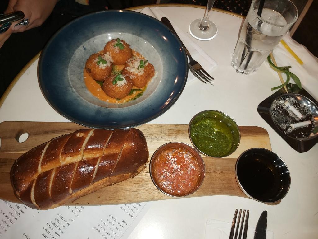 אין & אאוט אין & אאוט