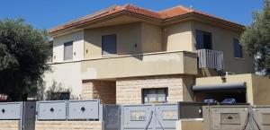 ג'וני color