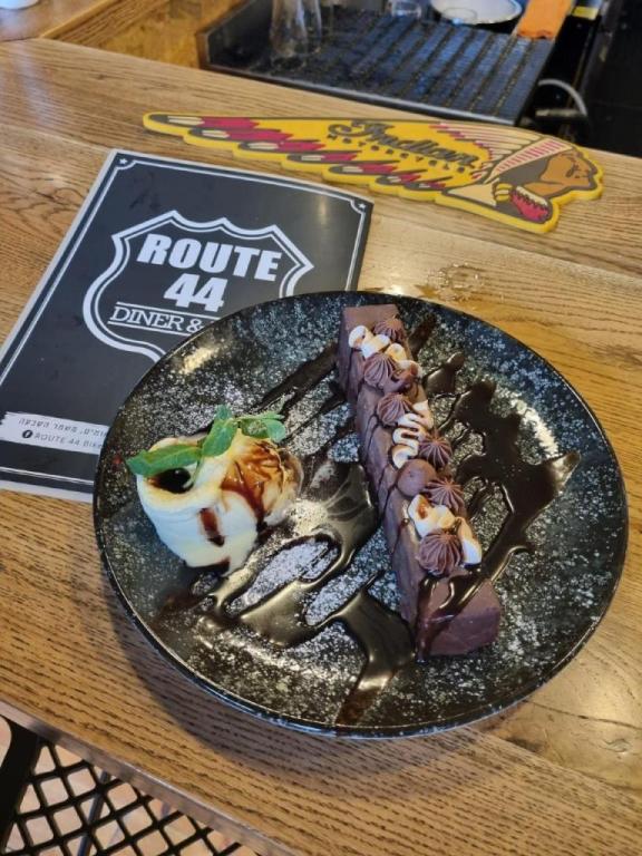 רות 44 דיינר בר רות 44 דיינר בר