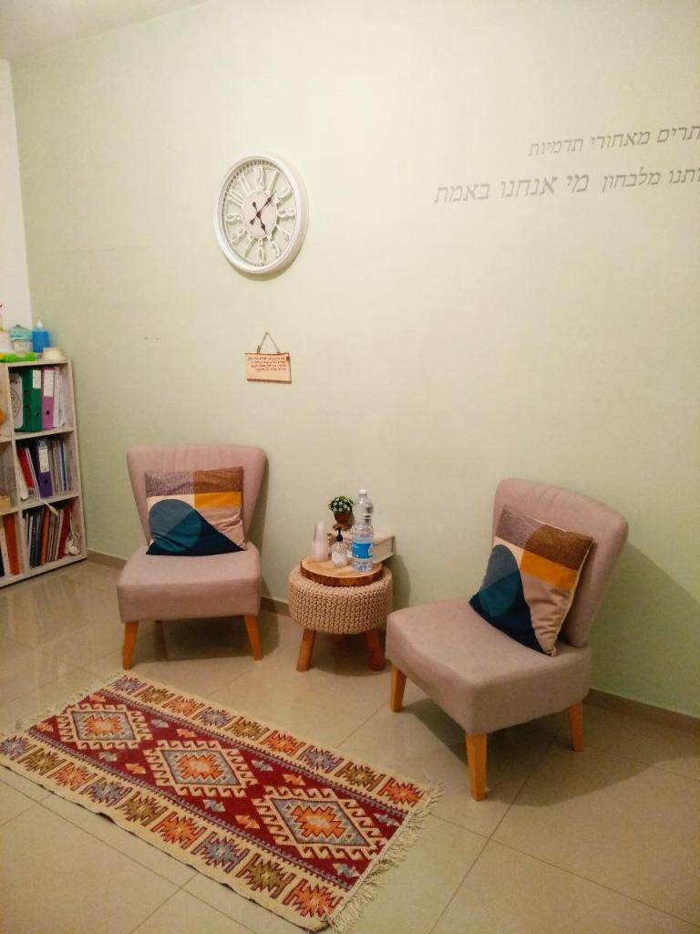 אלינור נוי אלינור נוי