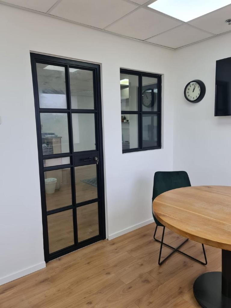 חלונות אלמוג חלונות אלמוג