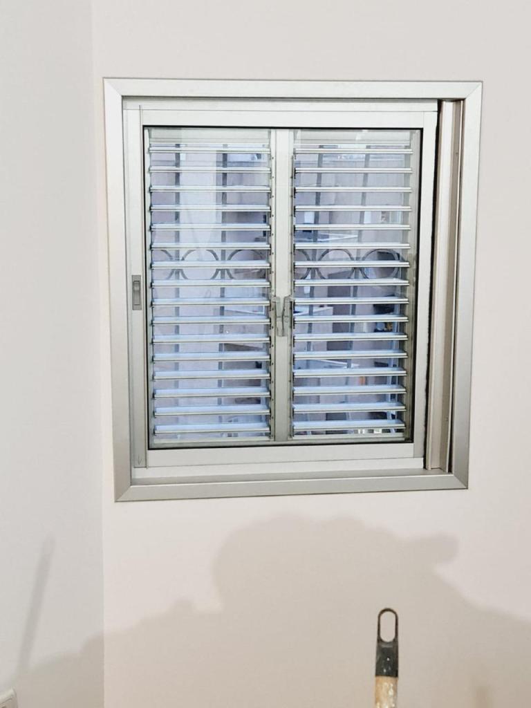 חלונות אלמוג חלונות אלמוג