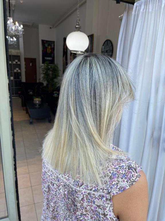 מוריאל מרדכי שיער ושיזוף מוריאל מרדכי שיער ושיזוף