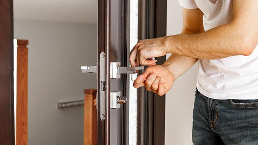 עומר המנעולן עומר המנעולן