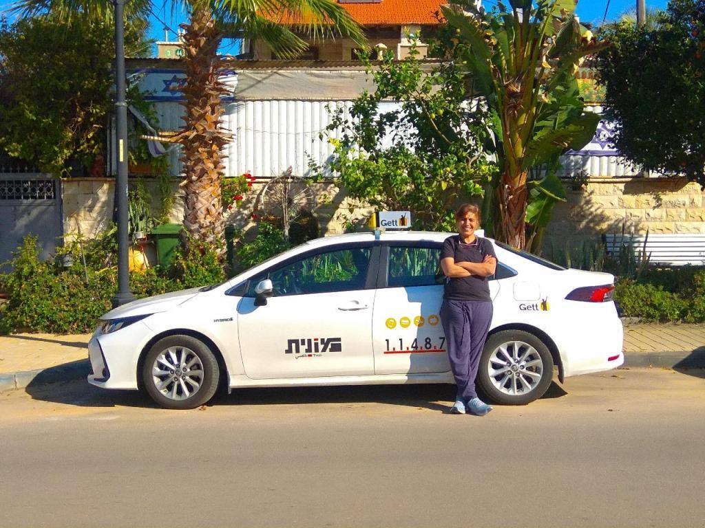 עדה נהגת מונית