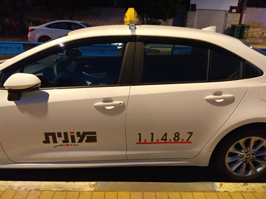 עדה נהגת מונית