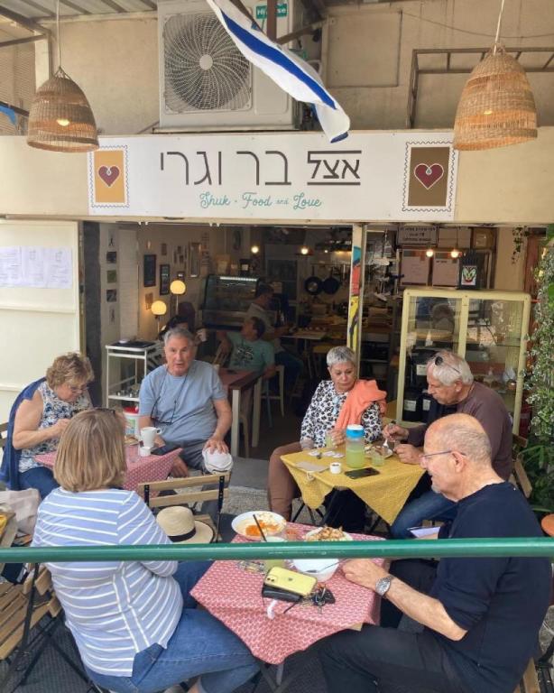 אצל בר וגרי אצל בר וגרי