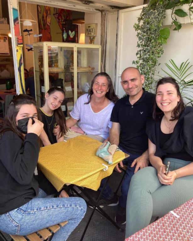 אצל בר וגרי אצל בר וגרי