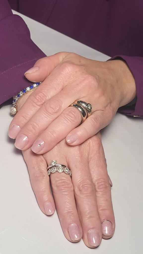 מניקוריסט מניקוריסט