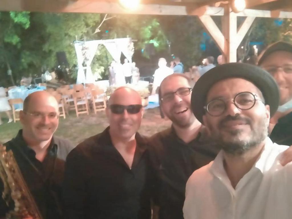 להקת נושאי הכלים להקת נושאי הכלים