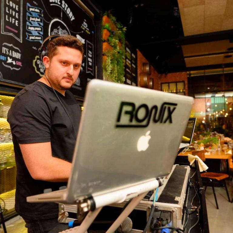 די.ג'יי רוניקס שירותי מוסיקה די.ג'יי רוניקס שירותי מוסיקה