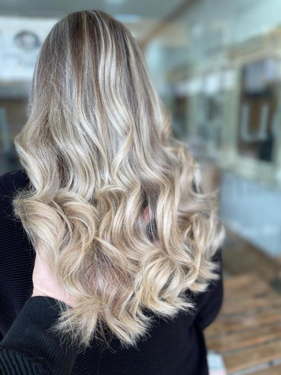 חנן לוגסי מעצב שיער חנן לוגסי מעצב שיער