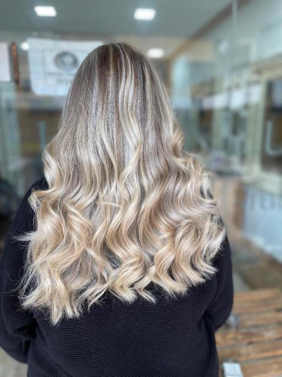 חנן לוגסי מעצב שיער חנן לוגסי מעצב שיער