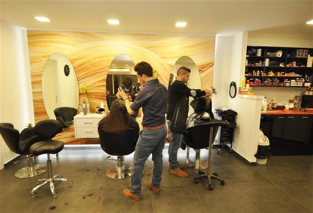 מספרת קובי ובת חן מספרת קובי ובת חן