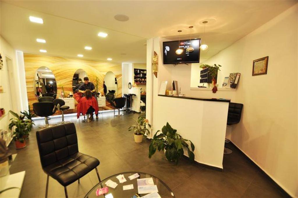 מספרת קובי ובת חן מספרת קובי ובת חן